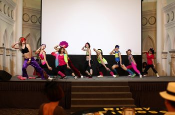 Performances at RIWAY Annual Staff Dinner To Celebrate Direct Selling Success 在晚宴的表演以庆祝成功的对抗老化和美容产品的直销