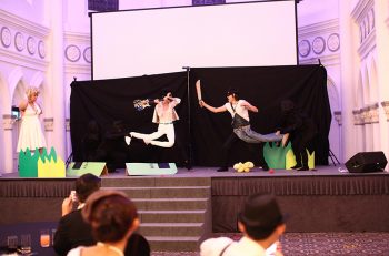 Unique Performances at RIWAY Annual Staff Dinner To Celebrate Direct Selling Success 晚宴中独特的表演以庆祝成功的对抗老化，养生，和美容产品的直销